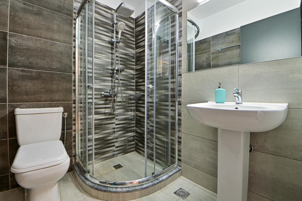 Beautiful New Apartment 5 Min From Piraeus Port ภายนอก รูปภาพ